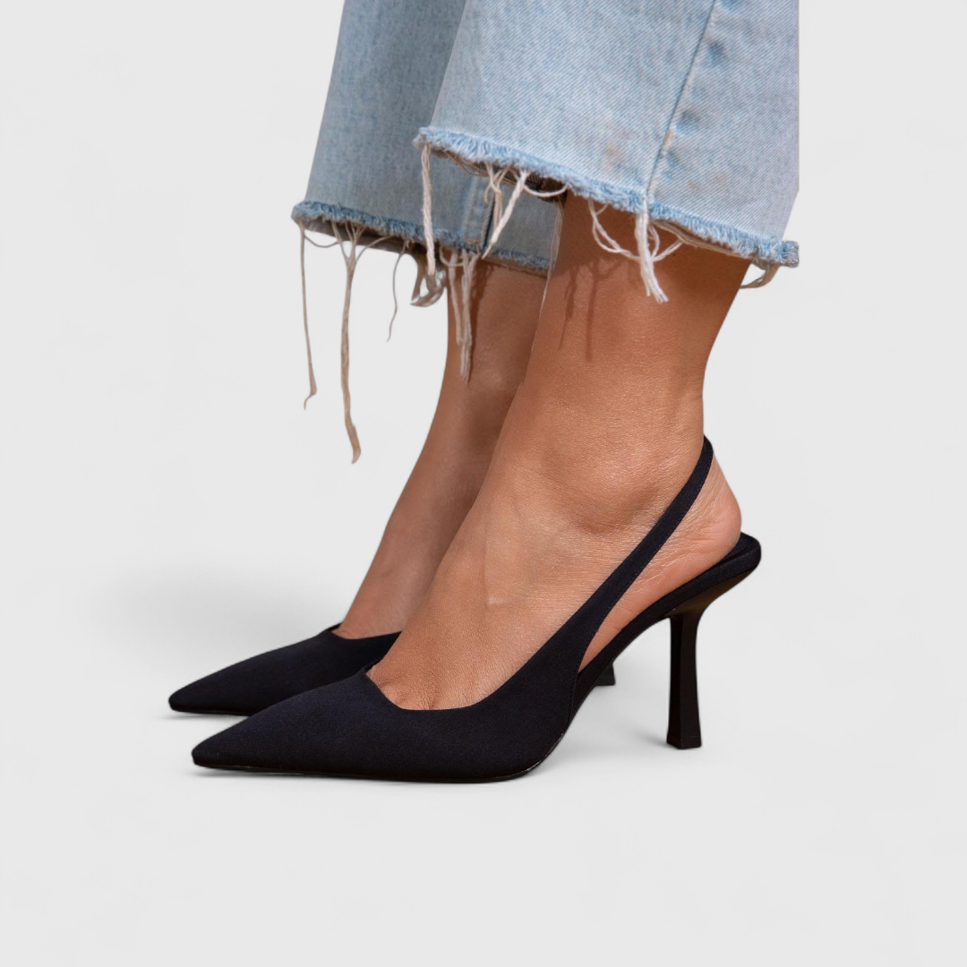 Pointed heels in matte black
